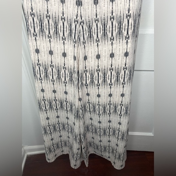 CARMEN MARC VALVO Black and Cream Patterned Dress. - Picture 6 of 9